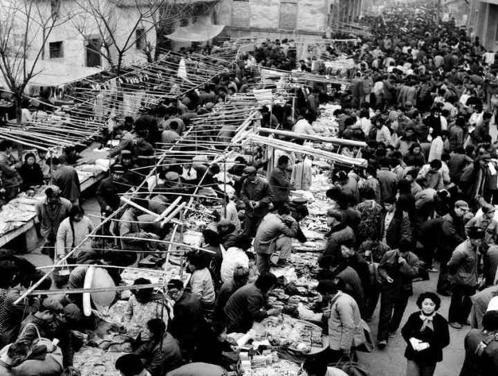 1982年，義烏湖清門馬路市場(chǎng)場(chǎng)景。拍友 金福根 攝