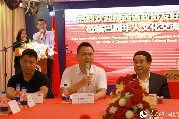 中國駐里約熱內(nèi)盧代總領(lǐng)事王尉育（中）在座談會中致辭。人民網(wǎng)記者 陳海琪攝