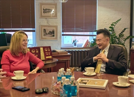 孫煒東公使與莫斯科動(dòng)物園領(lǐng)導(dǎo)座談（中國駐俄羅斯使館供圖）