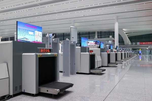 進(jìn)站大廳整齊擺放的安檢儀。