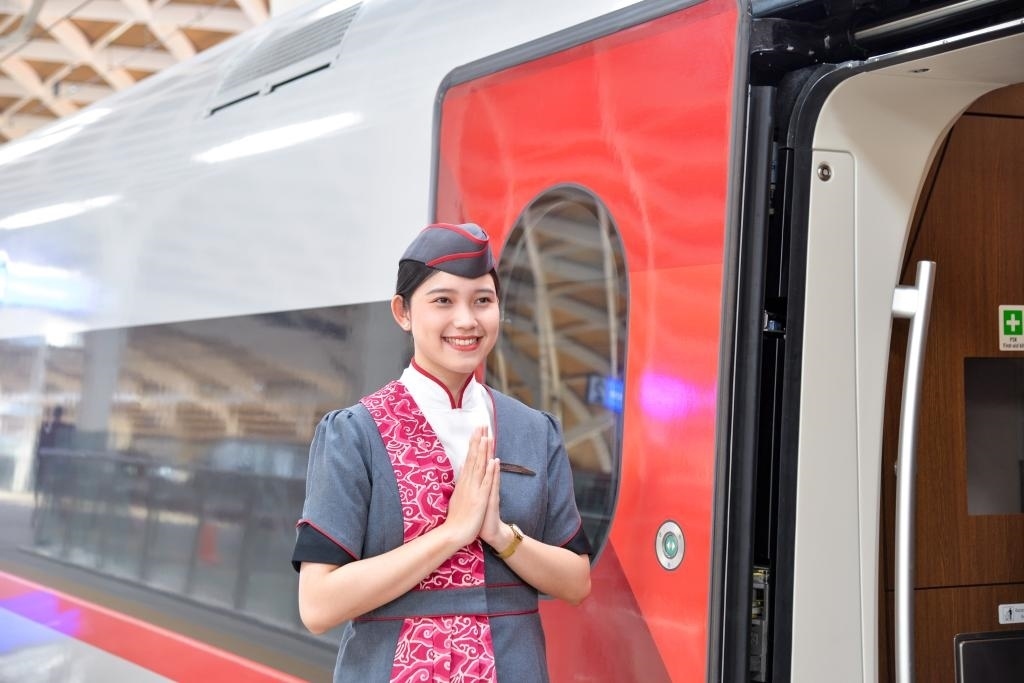 12月12日，乘務(wù)人員在印度尼西亞雅加達(dá)的哈利姆車站站臺歡迎乘坐雅萬高鐵的乘客。新華社記者徐欽攝