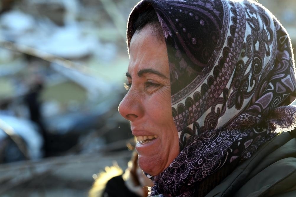 2月8日，在土耳其哈塔伊的一處地震廢墟，當(dāng)?shù)鼐用竦却H人的消息。新華社記者沙達(dá)提攝