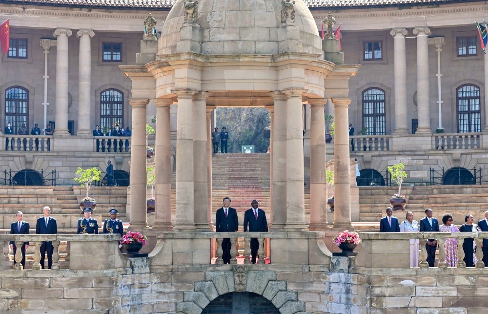 當(dāng)?shù)貢r(shí)間8月22日上午，正在南非進(jìn)行國(guó)事訪問的國(guó)家主席習(xí)近平在比勒陀利亞總統(tǒng)府同南非總統(tǒng)拉馬福薩會(huì)談。會(huì)談前，拉馬福薩在總統(tǒng)府廣場(chǎng)為習(xí)近平舉行歡迎儀式。新華社記者 殷博古 攝