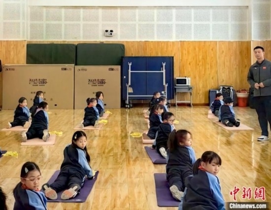 逸陽文思學(xué)校學(xué)生正在進(jìn)行運(yùn)動(dòng)恢復(fù)矯正訓(xùn)練。<a target='_blank' href='/' ><p align=