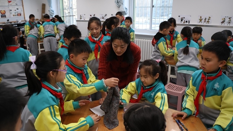 科學(xué)老師教同學(xué)制作消聲裝置。校方供圖