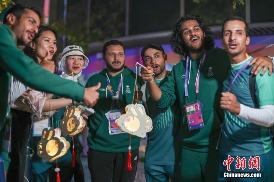 資料圖：9月29日，中國傳統(tǒng)節(jié)日中秋節(jié)，杭州亞運(yùn)會運(yùn)動員村舉辦中秋主題活動，中外運(yùn)動員們歡聚一堂。圖為沙特阿拉伯運(yùn)動員手持燈籠拍攝照片。<a target='_blank' href='/'><p align=