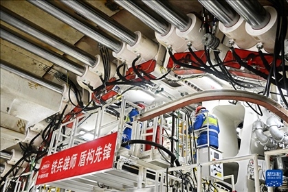 12月30日，中鐵十四局技術(shù)人員在盾構(gòu)掘進(jìn)開始前檢查“海天號”盾構(gòu)機(jī)。新華社記者 李紫恒 攝