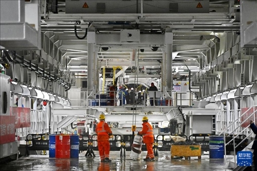 12月30日，建設(shè)者在青島膠州灣第二隧道工程南線主線隧道盾構(gòu)掘進(jìn)現(xiàn)場作業(yè)。新華社記者 李紫恒 攝