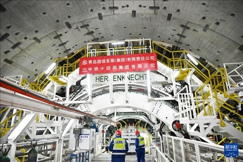 12月30日，中鐵十四局技術(shù)人員在盾構(gòu)掘進(jìn)開始前檢查“海天號”盾構(gòu)機(jī)。新華社記者 李紫恒 攝