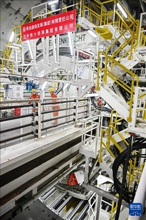 12月30日，建設(shè)者在青島膠州灣第二隧道工程南線主線隧道盾構(gòu)掘進(jìn)現(xiàn)場作業(yè)。新華社記者 李紫恒 攝