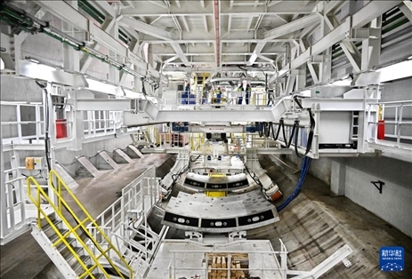 12月30日，建設(shè)者在青島膠州灣第二隧道工程南線主線隧道盾構(gòu)掘進(jìn)現(xiàn)場作業(yè)。新華社記者 李紫恒 攝