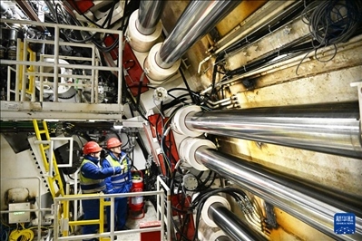 12月30日，中鐵十四局技術(shù)人員在盾構(gòu)掘進(jìn)開始前檢查“海天號”盾構(gòu)機(jī)。新華社記者 李紫恒 攝