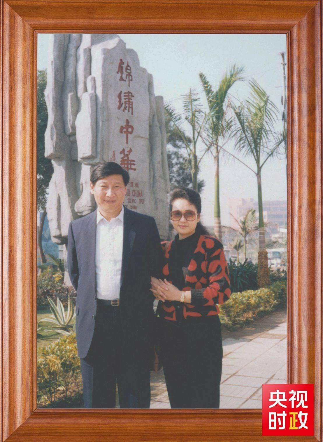 △這是習近平和夫人彭麗媛的合影。這張照片第一次出現(xiàn)在他的書架上。
