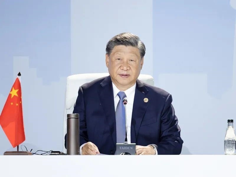 當?shù)貢r間8月24日，習近平主席在南非約翰內(nèi)斯堡出席金磚國家領(lǐng)導人第十五次會晤特別記者會。