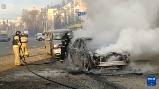 這張俄羅斯緊急情況部12月30日發(fā)布的視頻截圖顯示，在俄羅斯別爾哥羅德市，工作人員在現(xiàn)場(chǎng)救援。新華社發(fā)