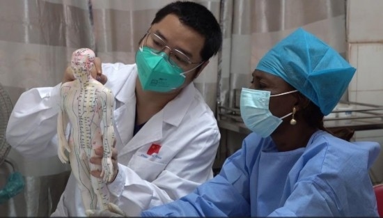 嘉興市中醫(yī)醫(yī)院郝亞波給當?shù)刂种v解中醫(yī)經(jīng)絡。新華社發(fā)