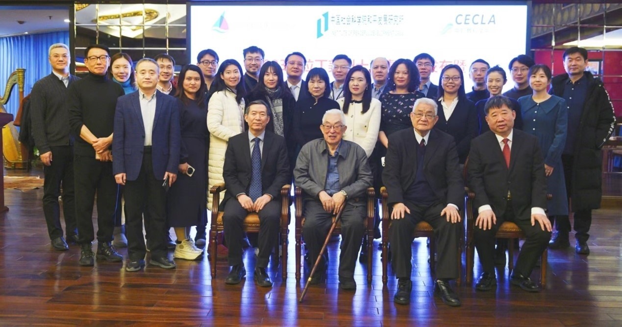 與會(huì)專家學(xué)者舉行合影。主辦方供圖