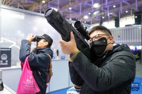 1月6日，觀眾在警營開放周活動現(xiàn)場體驗警用激光炫目槍。