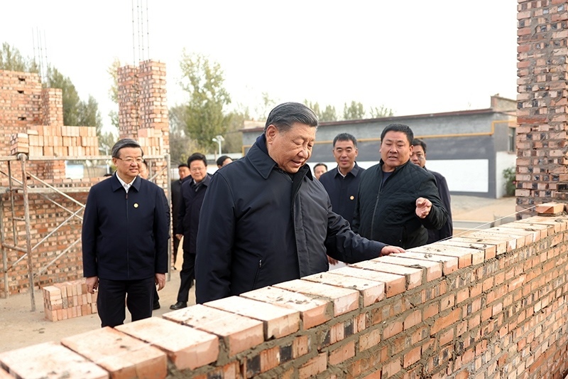 2023年11月10日，習(xí)近平總書記在河北保定涿州市刁窩鎮(zhèn)萬全莊村房屋重建施工現(xiàn)場考察。