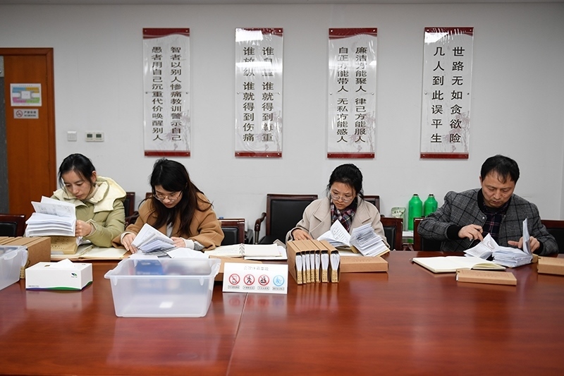 2020年1月8日，浙江寧波市北侖區(qū)紀(jì)委工作人員在檢查北侖區(qū)大數(shù)據(jù)發(fā)展管理中心2019年的公款消費(fèi)票據(jù)，查找是否存在違規(guī)問題。