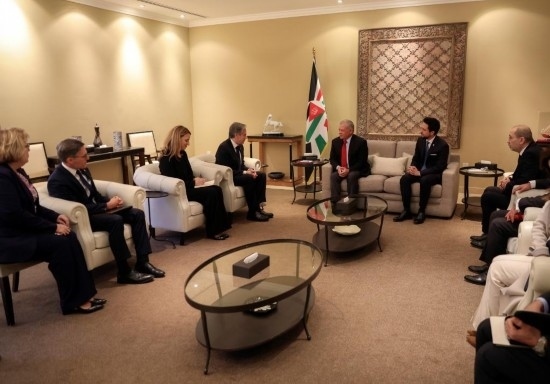 1月7日，約旦國王阿卜杜拉二世（中右）在安曼會見到訪的美國國務(wù)卿布林肯（中左）。新華社發(fā)（約旦王宮供圖）