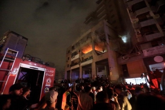 1月2日，人們聚集在黎巴嫩貝魯特南郊的以色列無(wú)人機(jī)襲擊現(xiàn)場(chǎng)。新華社發(fā)（比拉爾·賈維希攝）