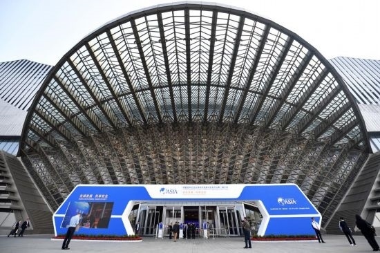 2023年10月30日，參會(huì)嘉賓步入長(zhǎng)沙國(guó)際會(huì)議中心。當(dāng)日，以“全球發(fā)展 共享安全”為主題的博鰲亞洲論壇全球經(jīng)濟(jì)發(fā)展與安全論壇第二屆大會(huì)在湖南長(zhǎng)沙開幕。新華社記者 陳振海 攝