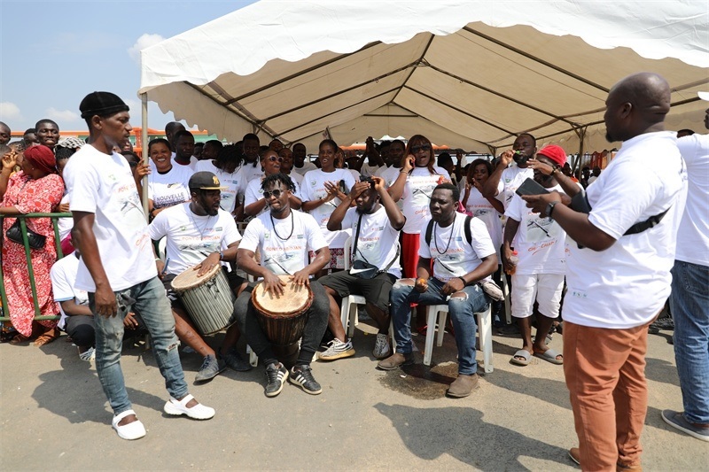當?shù)孛癖姂c祝通車。中建國際中西非公司供圖。