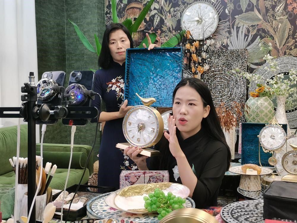 △在廣西防城港東興市一個電商直播間里，主播在進(jìn)行活動推介。