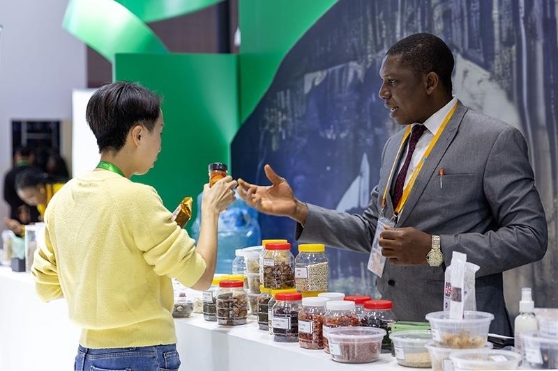 △2023年11月7日，在進(jìn)博會國家館尼日利亞館，展商介紹尼日利亞產(chǎn)品。