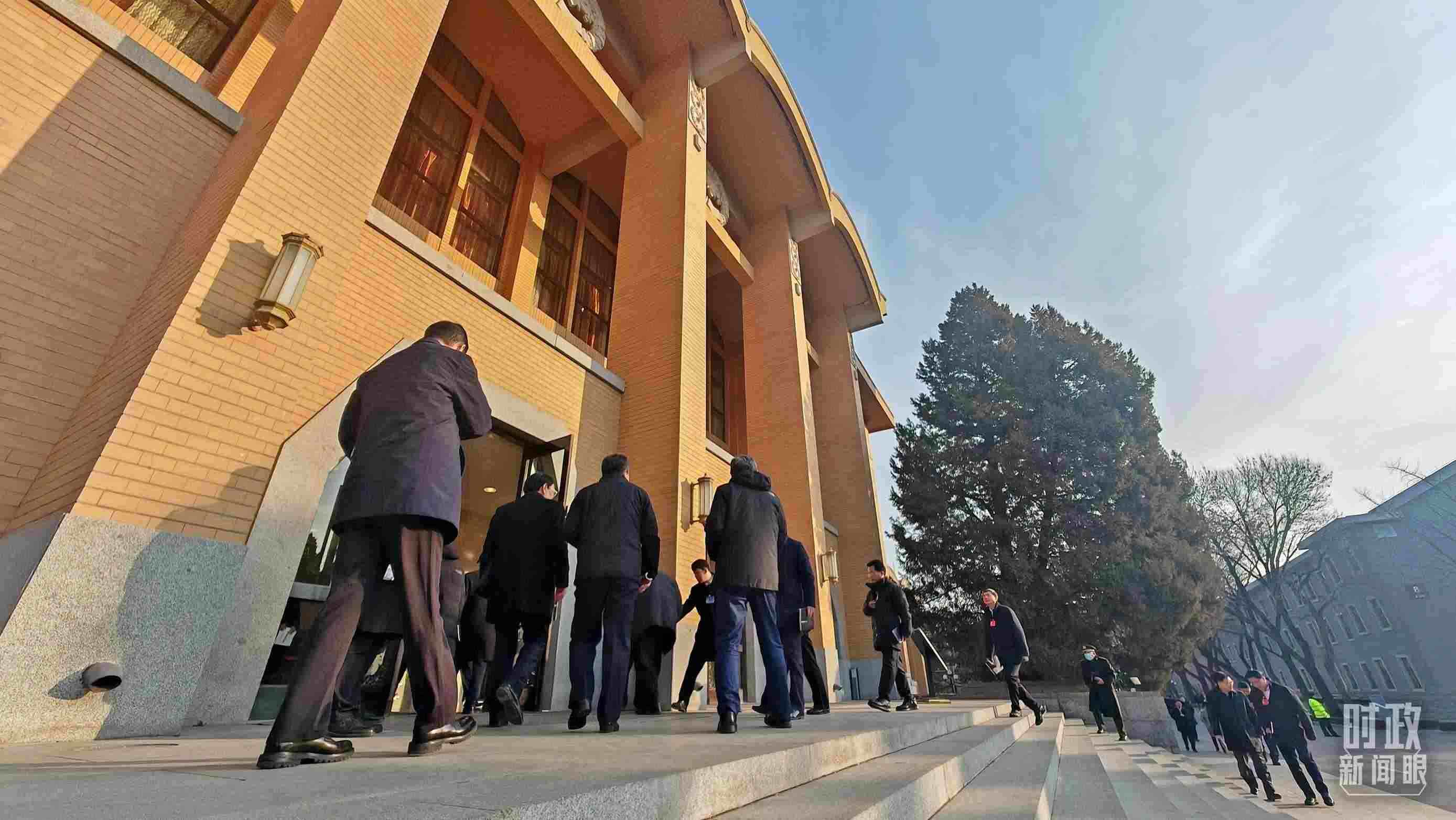 △省部級(jí)主要領(lǐng)導(dǎo)干部推動(dòng)金融高質(zhì)量發(fā)展專題研討班的學(xué)員們正在進(jìn)入會(huì)場(chǎng)。（總臺(tái)央視記者王策拍攝）