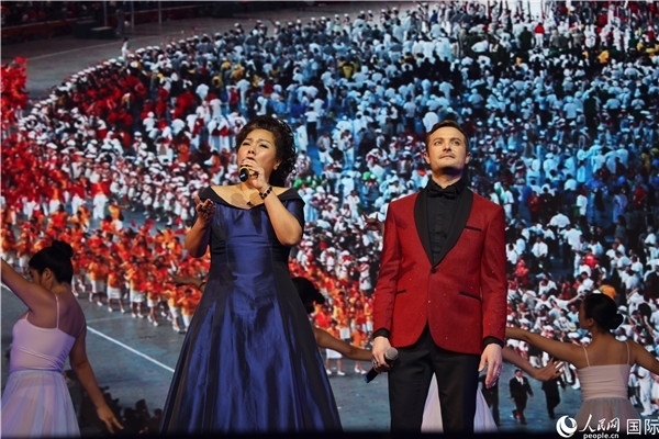圖為中法藝術(shù)家聯(lián)袂演唱《我和你》。人民網(wǎng)記者 尚凱元攝