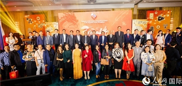 出席駐菲律賓使館2024年新年媒體沙龍部分嘉賓代表合影。人民網(wǎng)記者樊帆 攝