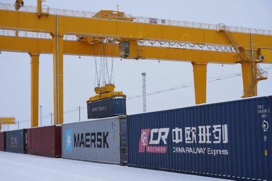 霍爾果斯口岸鐵路換裝場內(nèi)正在進(jìn)行集裝箱換裝作業(yè)。（受訪單位供圖）