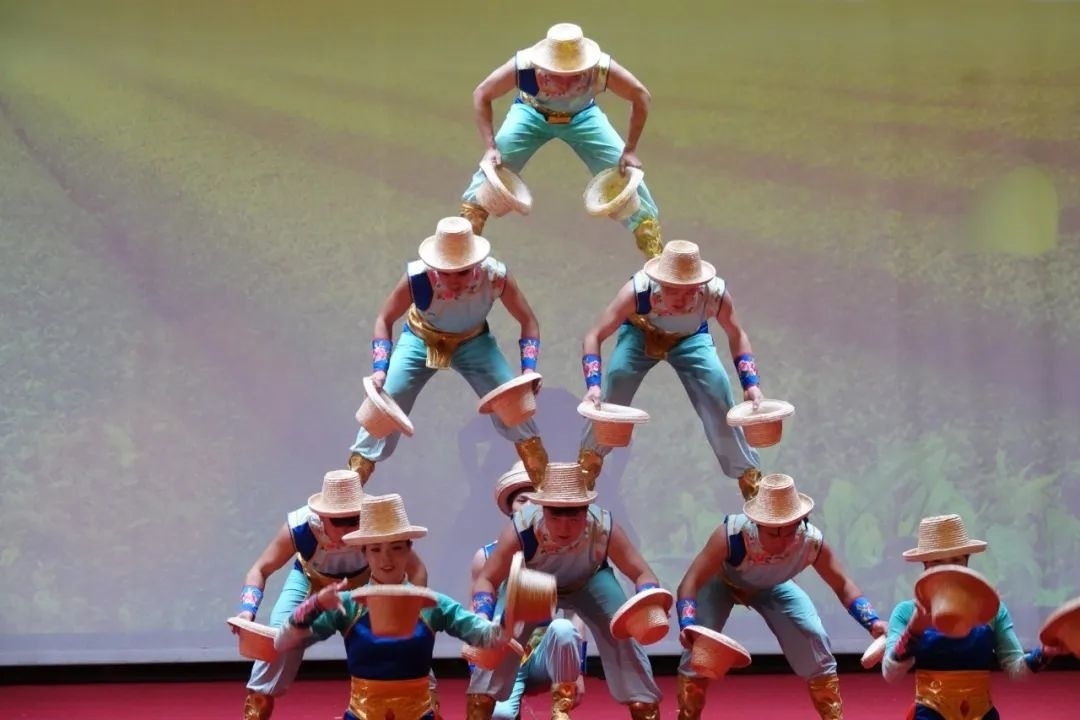 雜技表演“草帽歡歌” 。貝寧中國(guó)文化中心供圖