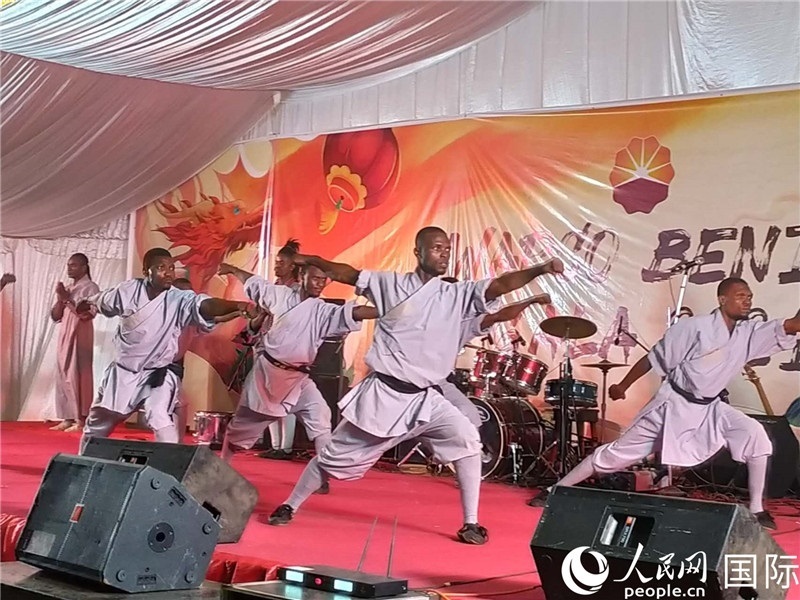貝寧中國(guó)文化中心武術(shù)隊(duì)在進(jìn)行表演。人民網(wǎng)記者 黃培昭攝