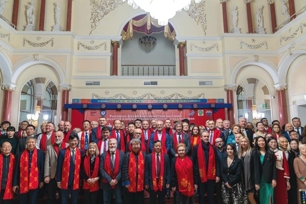 中俄書法美術(shù)作品聯(lián)展與會(huì)來賓共同合影留念。駐俄羅斯使館供圖