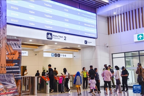 1月24日，在印度尼西亞雅加達(dá)哈利姆站候車大廳，乘客刷票前往站臺(tái)。新華社記者 徐欽 攝