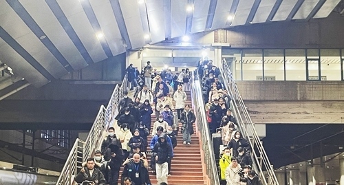 2024年鐵路春運今日啟動，旅客進入站臺準備乘車。人民網(wǎng)記者 喬雪峰攝