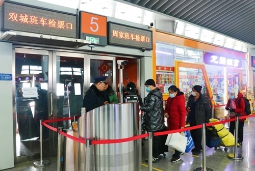 哈西公路客運站內(nèi)旅客檢票排隊上車。黑龍江省交通運輸廳供圖