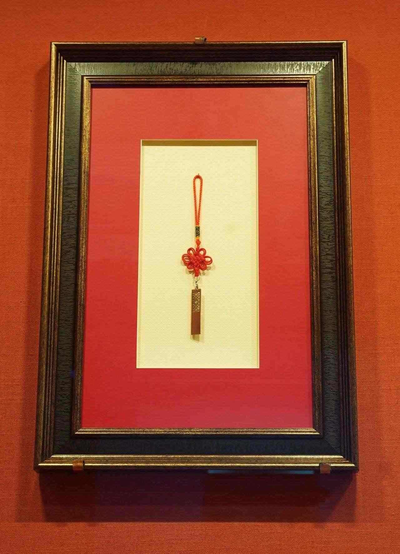 2017年5月，時任肯尼亞總統(tǒng)烏胡魯·肯雅塔贈送習近平主席的蒙內(nèi)鐵路紀念U盤。