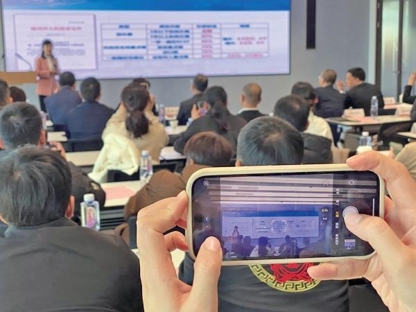 1月2日，“百團(tuán)千企出海拓市場增訂單”行動(dòng)啟動(dòng)。蔣文廣 攝