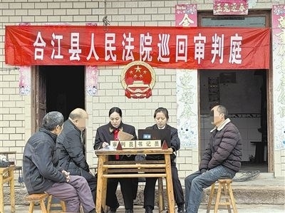  圖②：巡回審理現(xiàn)場。