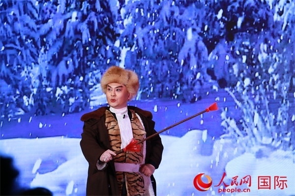 現(xiàn)代京劇《智取威虎山》選段《打虎上山》。人民網(wǎng) 許可攝