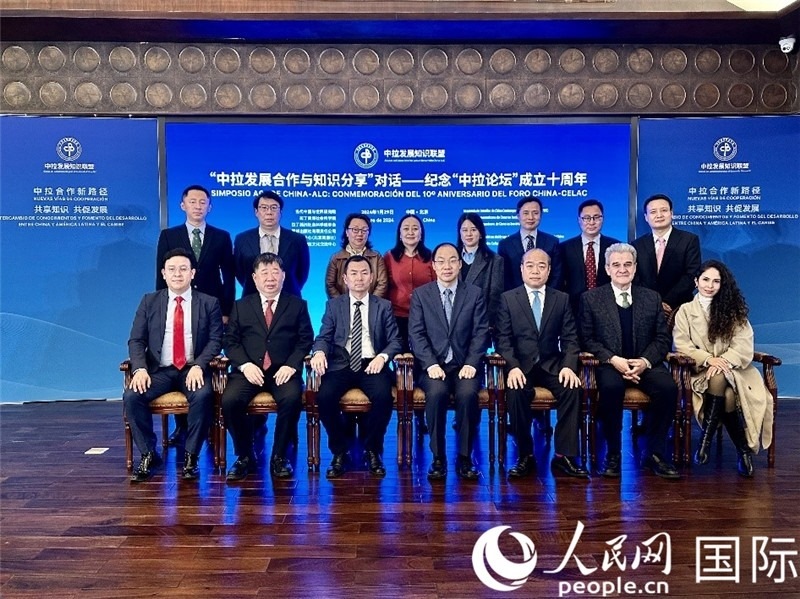 與會(huì)嘉賓合影留念。人民網(wǎng)記者 周雨攝