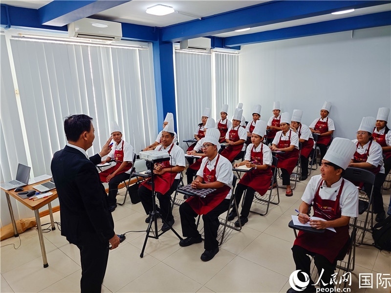 教師向?qū)W員授課。人民網(wǎng)記者 謝佳君攝