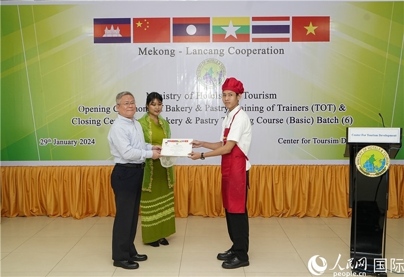 潘峰參贊向?qū)W員頒發(fā)證書。人民網(wǎng)記者 謝佳君攝