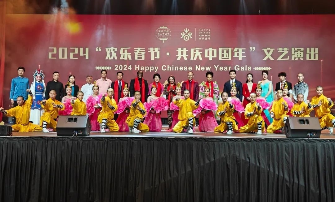 全體嘉賓和演員合影。中國駐南非大使館供圖