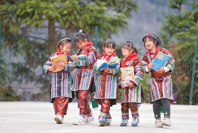 位于貴州省黔東南苗族侗族自治州從江縣大山深處的西山鎮(zhèn)中寨教學(xué)點，是一所全校均為瑤族學(xué)生的“微小學(xué)”。近年來，隨著教學(xué)條件逐漸改善，學(xué)校發(fā)生了翻天覆地的變化。圖為2023年2月16日，領(lǐng)到新書的瑤族學(xué)生在一起交流。 新華社記者 楊文斌/攝