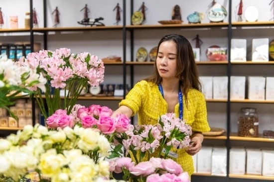 2023年7月1日，在位于湖南省長(zhǎng)沙市的湖南高橋大市場(chǎng)，中非經(jīng)貿(mào)博覽會(huì)常設(shè)展館展區(qū)肯尼亞館工作人員在整理產(chǎn)自非洲的鮮花。新華社記者 陳思汗 攝